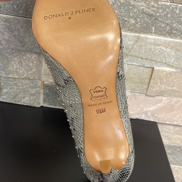 Donald J Pliner Women's Phillospeq Dress Pump - Picture 12 of 13